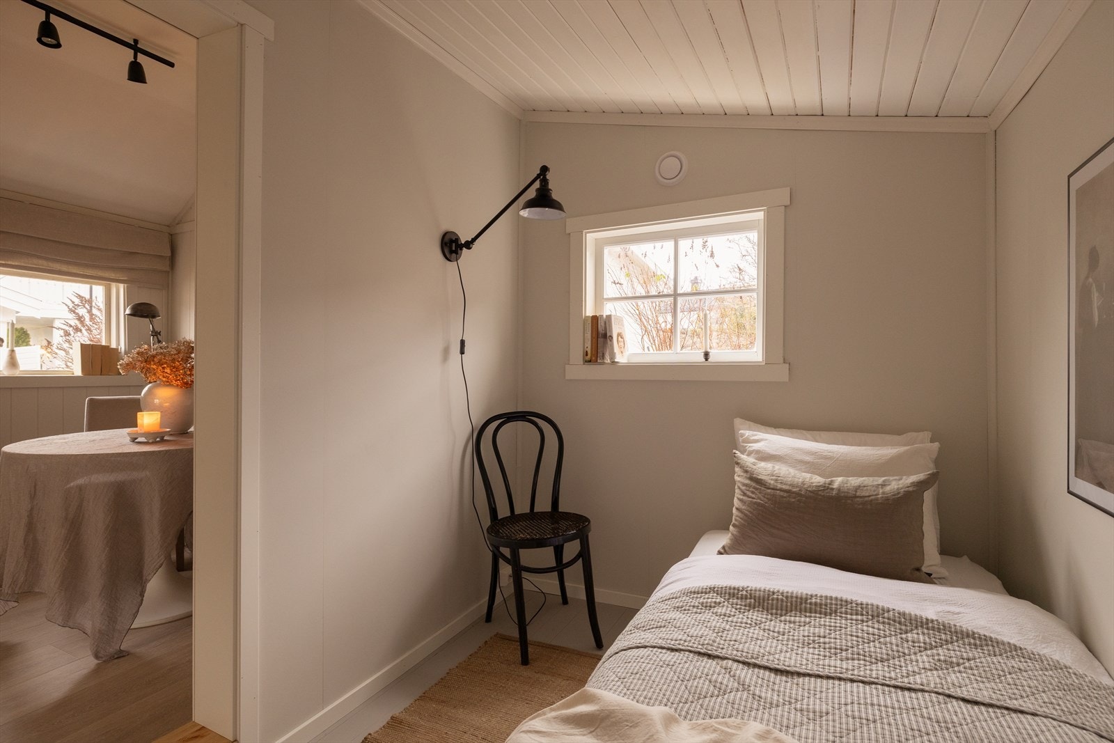 Innredet soverom som er lyst, romslig og hyggelig, og skaper en rolig og privat sone for avslapning og en god natts søvn. Galleribilde