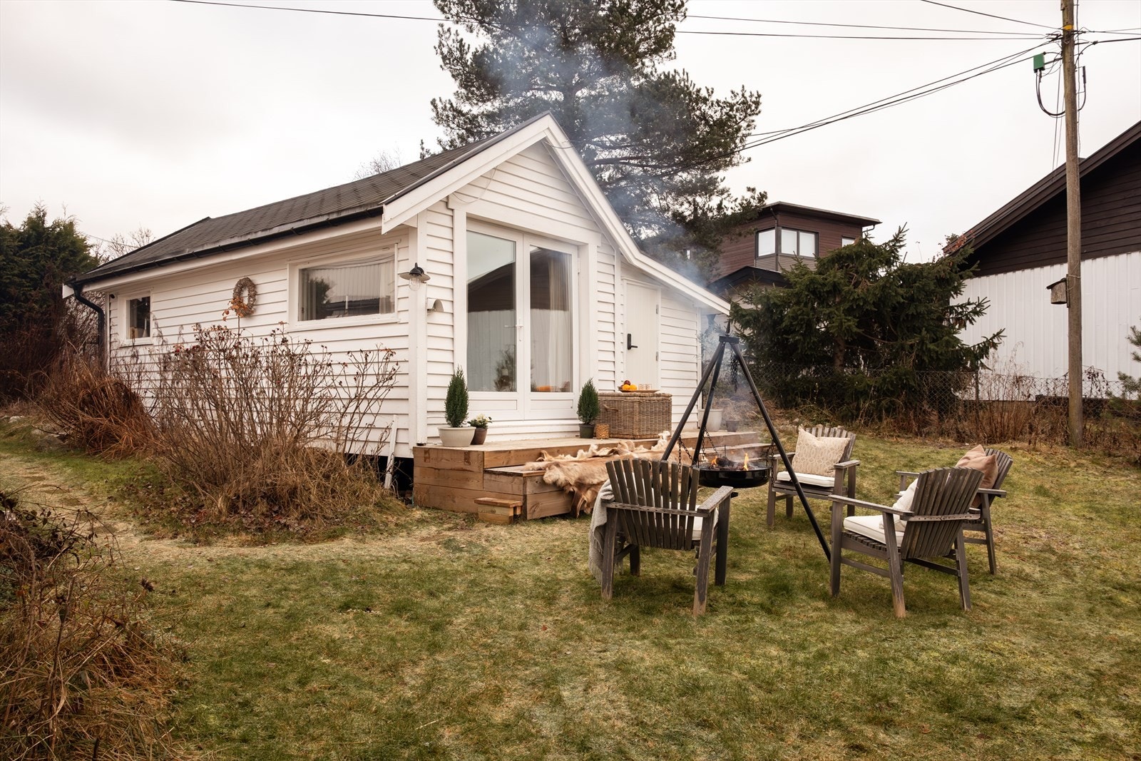 I hagen finner du et svært praktisk og gjennomført gjestehus - en stor bonus for både hverdag og besøk. Galleribilde