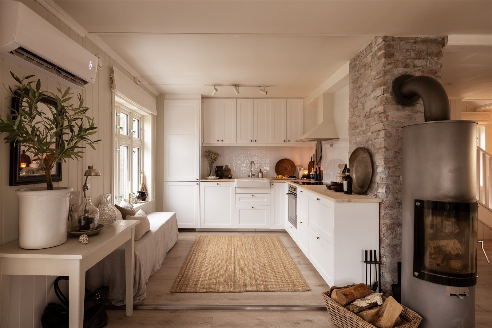 Pent og romslig kjøkken med rikelig skap- og benkeplass. Innredningen er fra 2019, med nye fronter og benkeplate fra 2025, og gir et moderne og stilrent uttrykk. Galleribilde