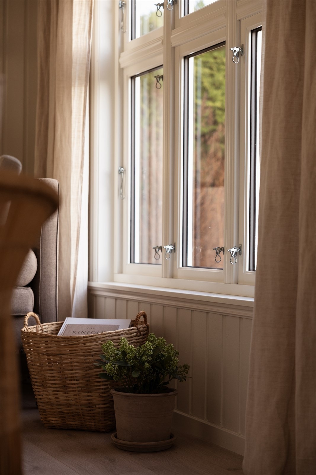 Store vindusflater slipper rikelig med dagslys inn og skaper en åpen og behagelig atmosfære. Galleribilde