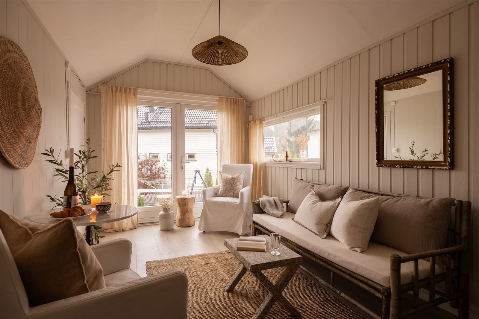 Rommet inviterer til hyggelige stunder, avslapning og sosialt samvær, og skaper et varmt og koselig hjem å trives i. Galleribilde