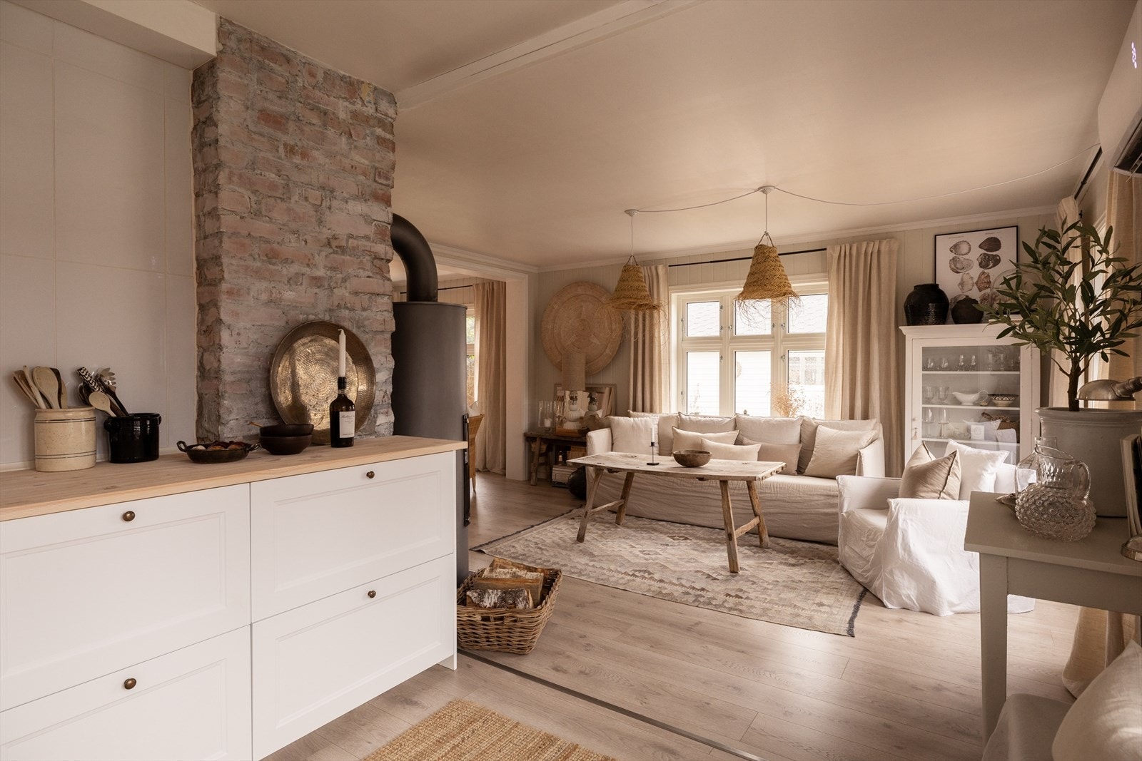 Den åpne løsningen mellom stue og kjøkken skaper en luftig, lys og romslig atmosfære, som gjør boligen både innbydende og sosial. Perfekt for både hverdagsliv og hyggelige sammenkomster med familie og venner. Galleribilde