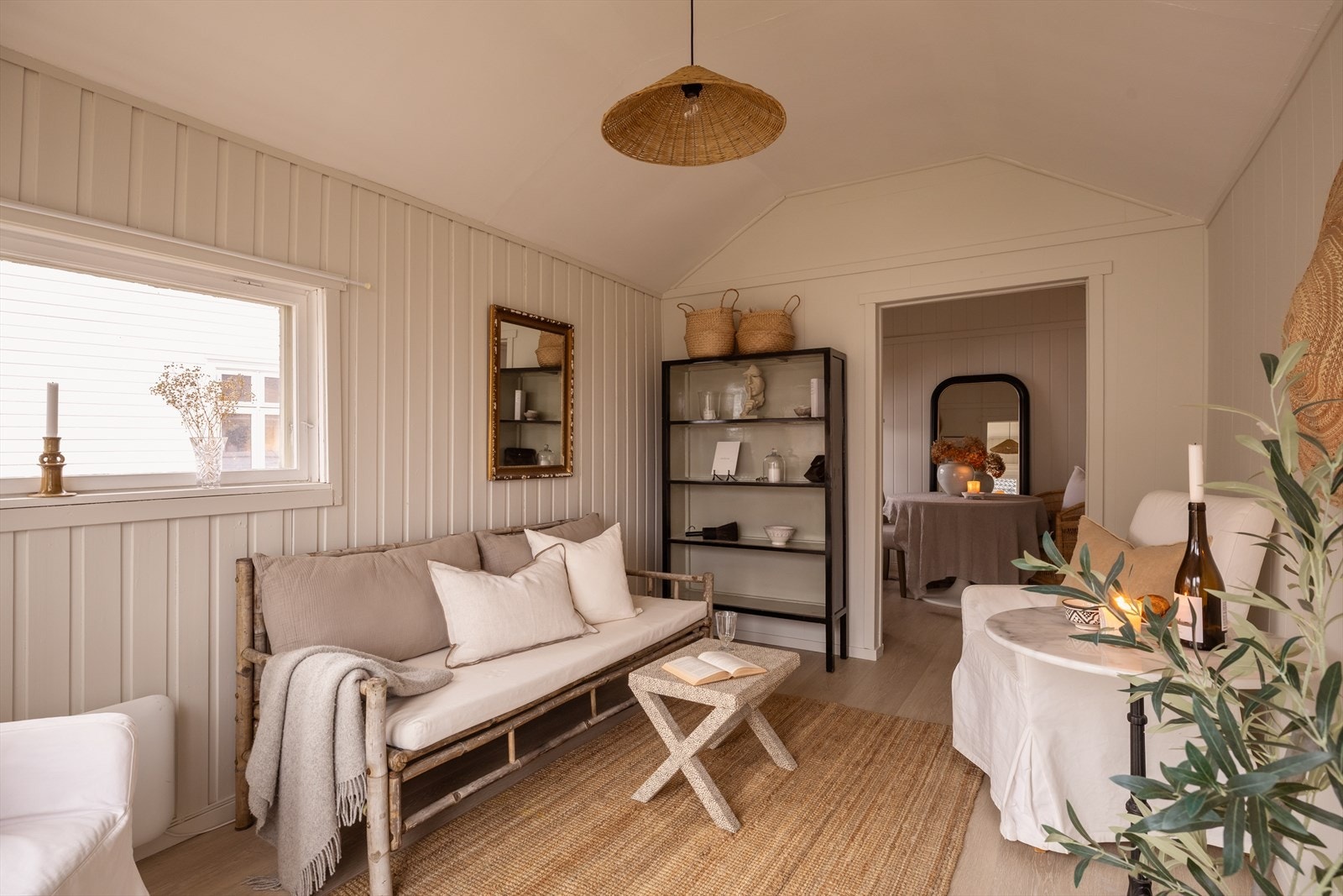 Her får du en lys og innbydende stue med rikelig plass til både stor sofa, spisebord og øvrige møbler. Galleribilde