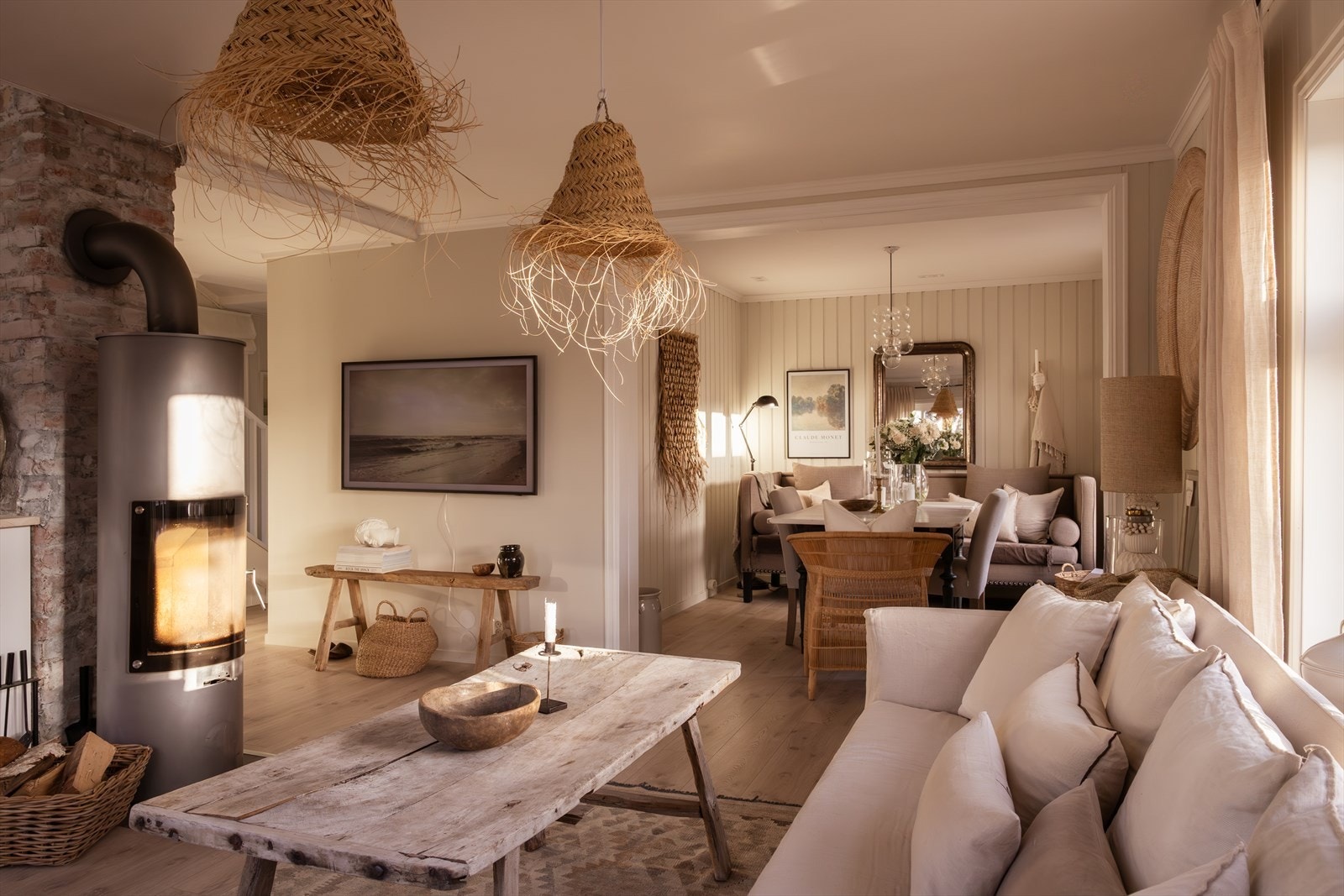 Boligen har en romslig og lys stue med fleksible møbleringsmuligheter. Galleribilde