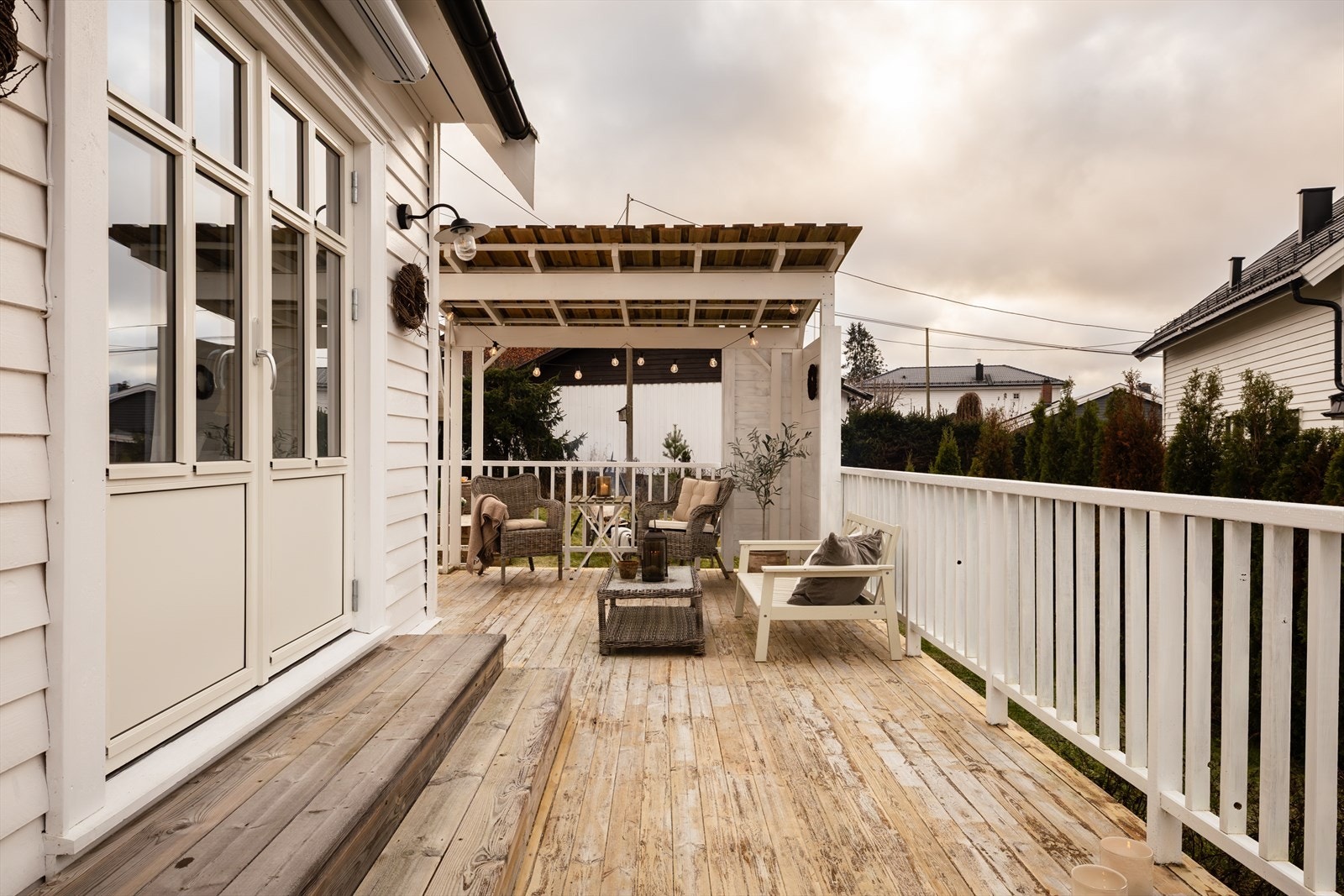 Fra stuen er det utgang til en romslig terrasse på ca. 56 kvm som vender mot syd, øst og vest. Her får man virkelig utnyttet solen gjennom hele dagen. Galleribilde