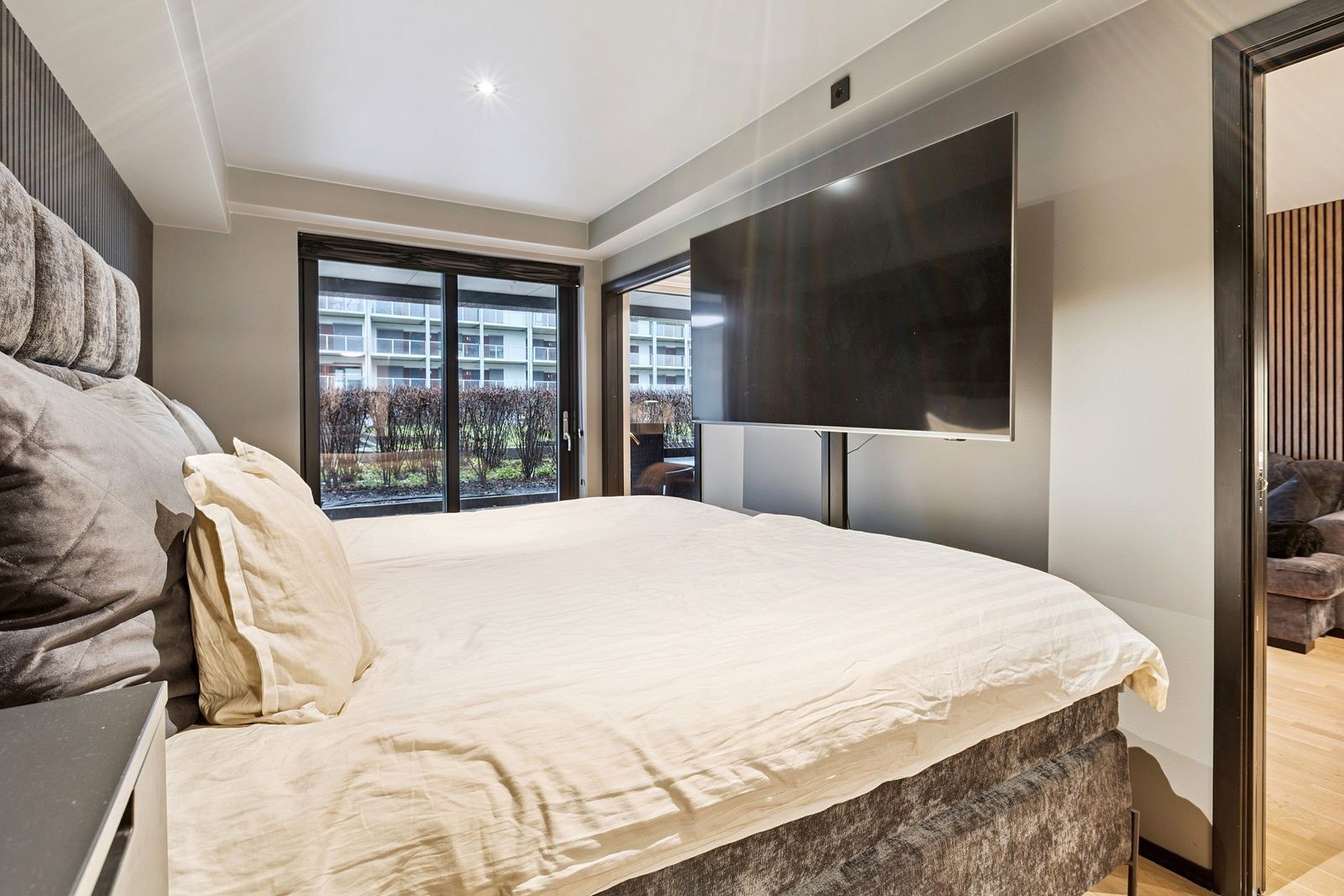 Soverommet er romslig med plass til både dobbeltseng og garderobeskap. Galleribilde