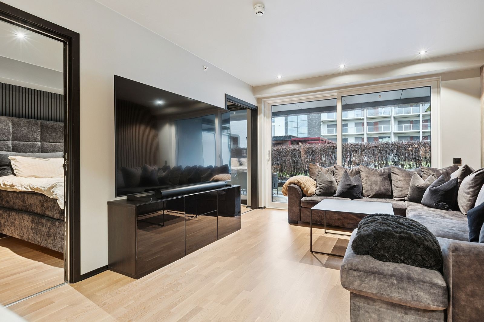 Lys og trivelig stue med god plass til sofagruppe og stuebord. Galleribilde