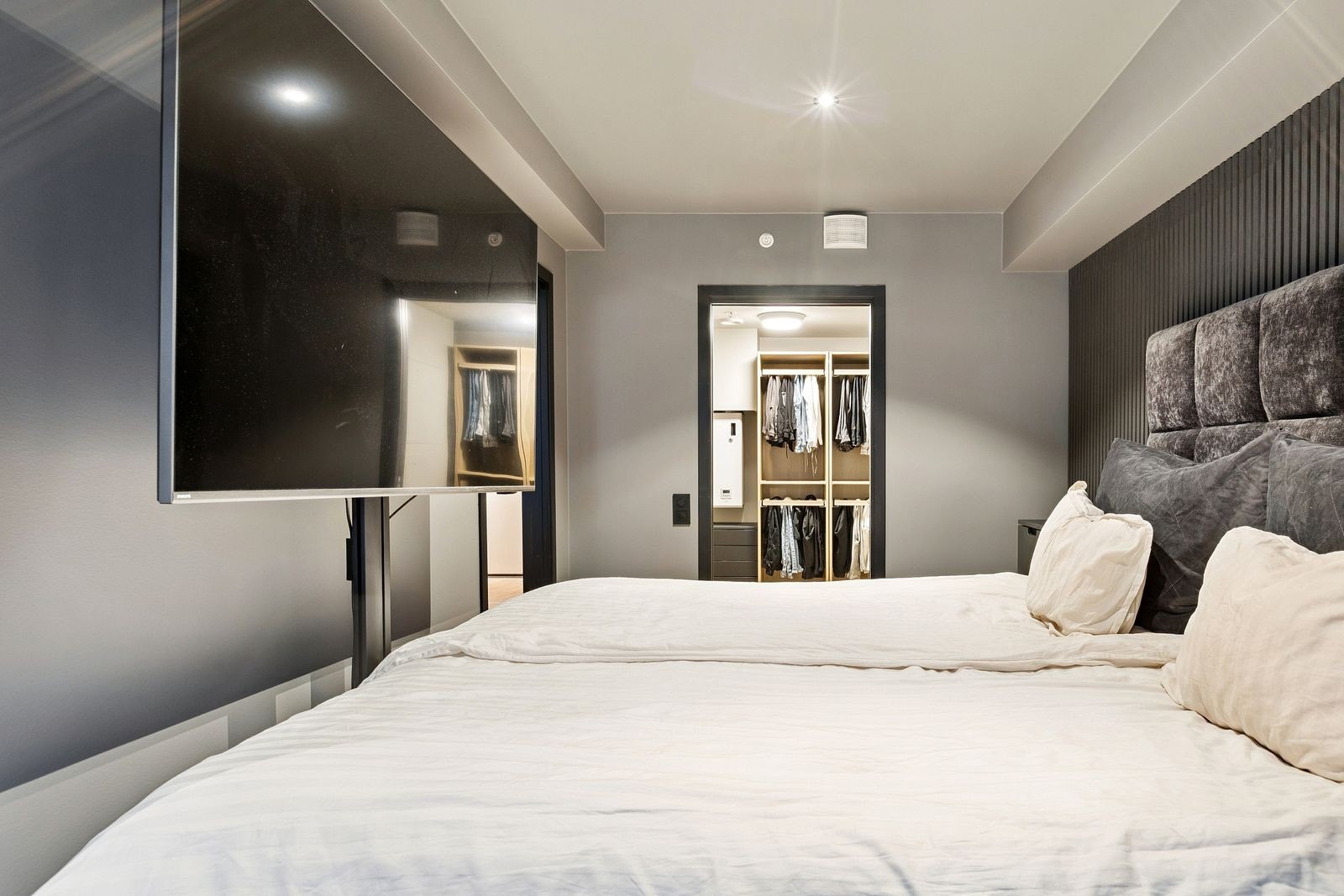 I tillegg får du ekstra oppbevaringsplass i en praktisk walk-in-garderobe. Galleribilde