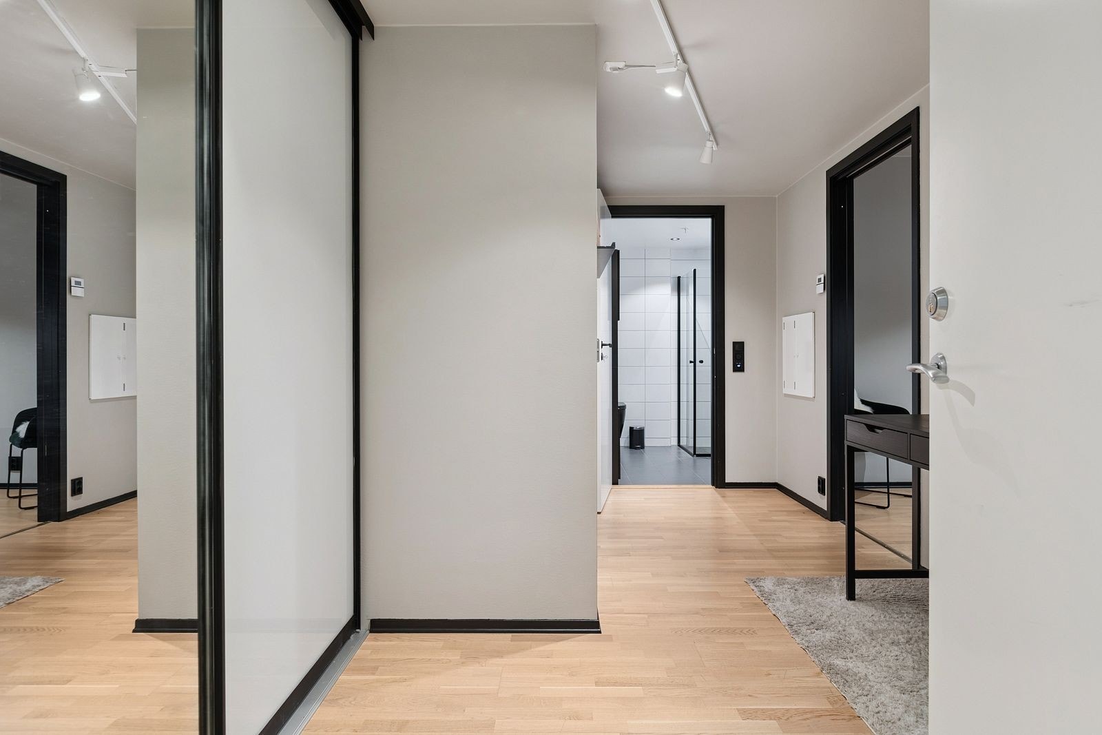 Romslig entré med god plass til yttertøy i praktisk skyvedørsgarderobe. Galleribilde