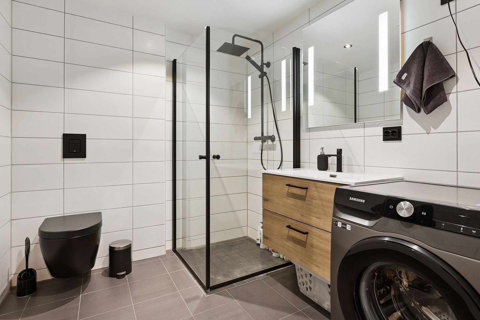 Delikat flislagt baderom med undeliggende varme i gulvet, og downlights i himling. Galleribilde