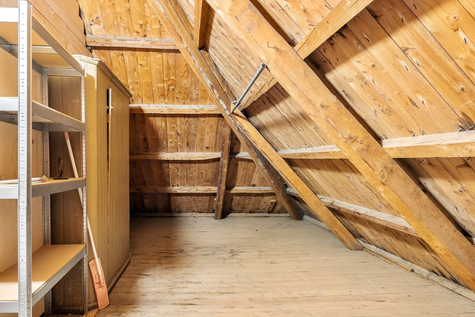 Bod på loft. Galleribilde