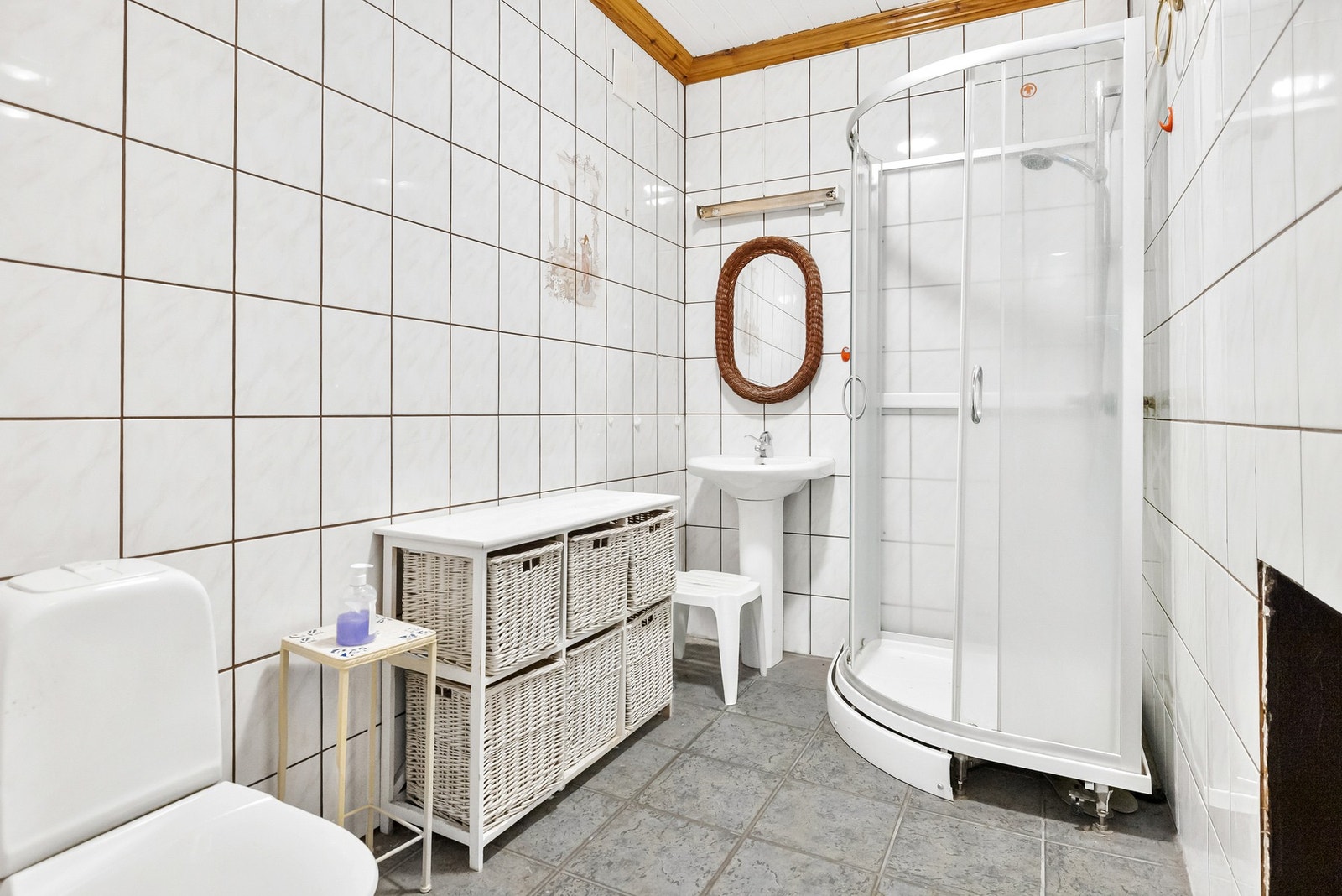 Bad av ukjent alder, trolig fra 1990 tallet ifølge takstmann. Oppvarming med varmekabler i gulv. Galleribilde