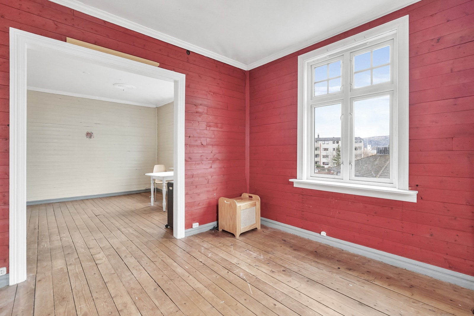 2. Etasje består av gang/trapperom, toalettrom, bad, kjøkken, stue, soverom og soverom 2. Galleribilde