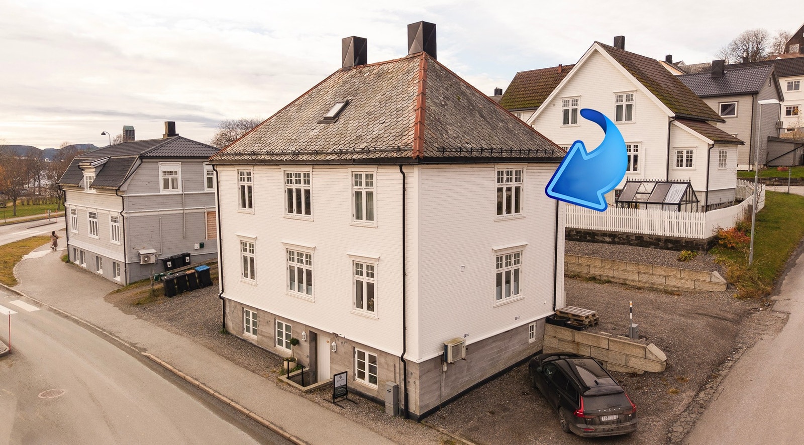 Eiendommen ligger sentralt til med gangavstand til sentrum med byens fasiliteter. Galleribilde