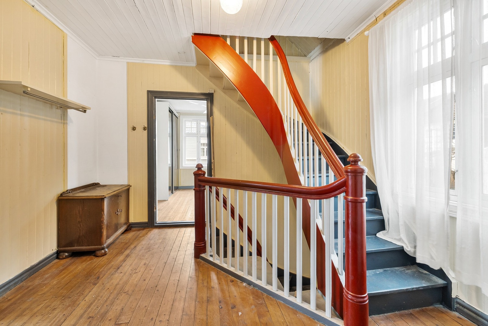 Trappeoppgang opp til loft. Galleribilde