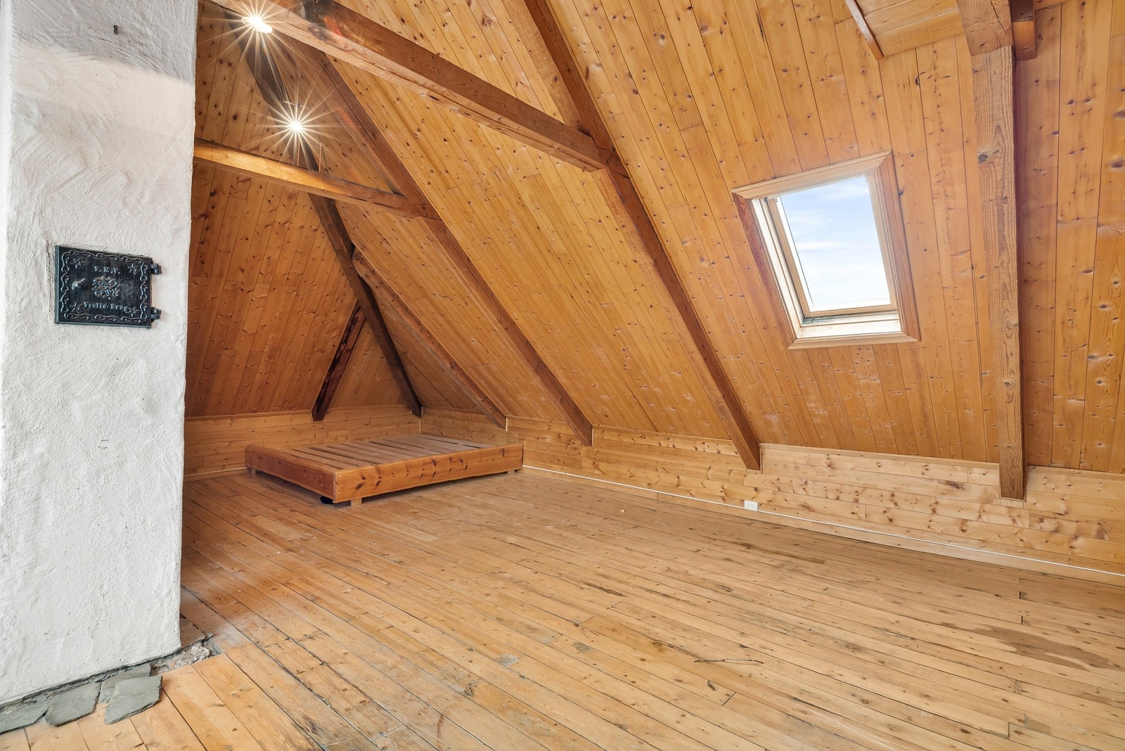 Loftet består av gang/trapp, loft, toalettrom og bod. Galleribilde