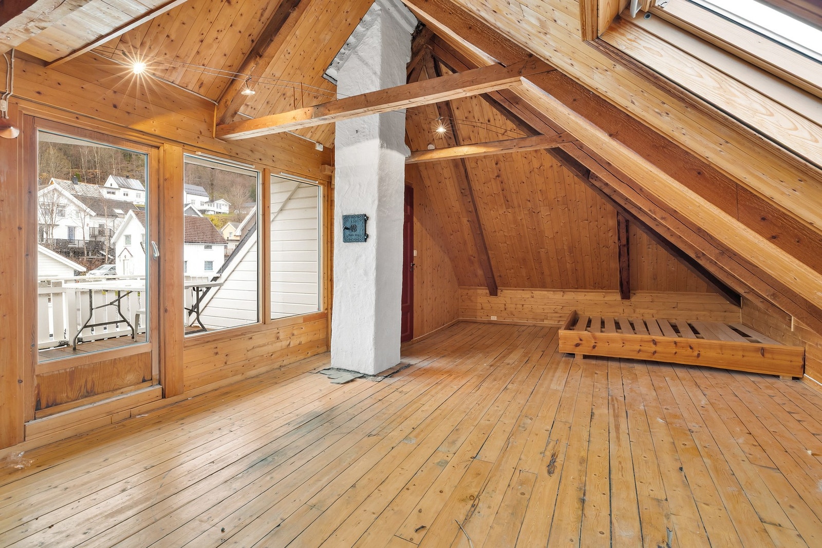 Loftarealet er målt opp til å være 39 kvm brukasreal ifølge takstmanns oppmåling. Galleribilde