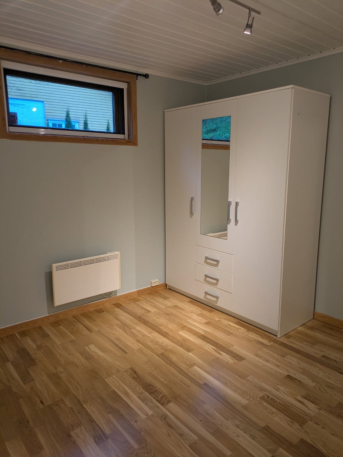 Boligen har et romslig soverom med plass til dobbeltseng, nattbord og god oppbevaringsplass. Galleribilde