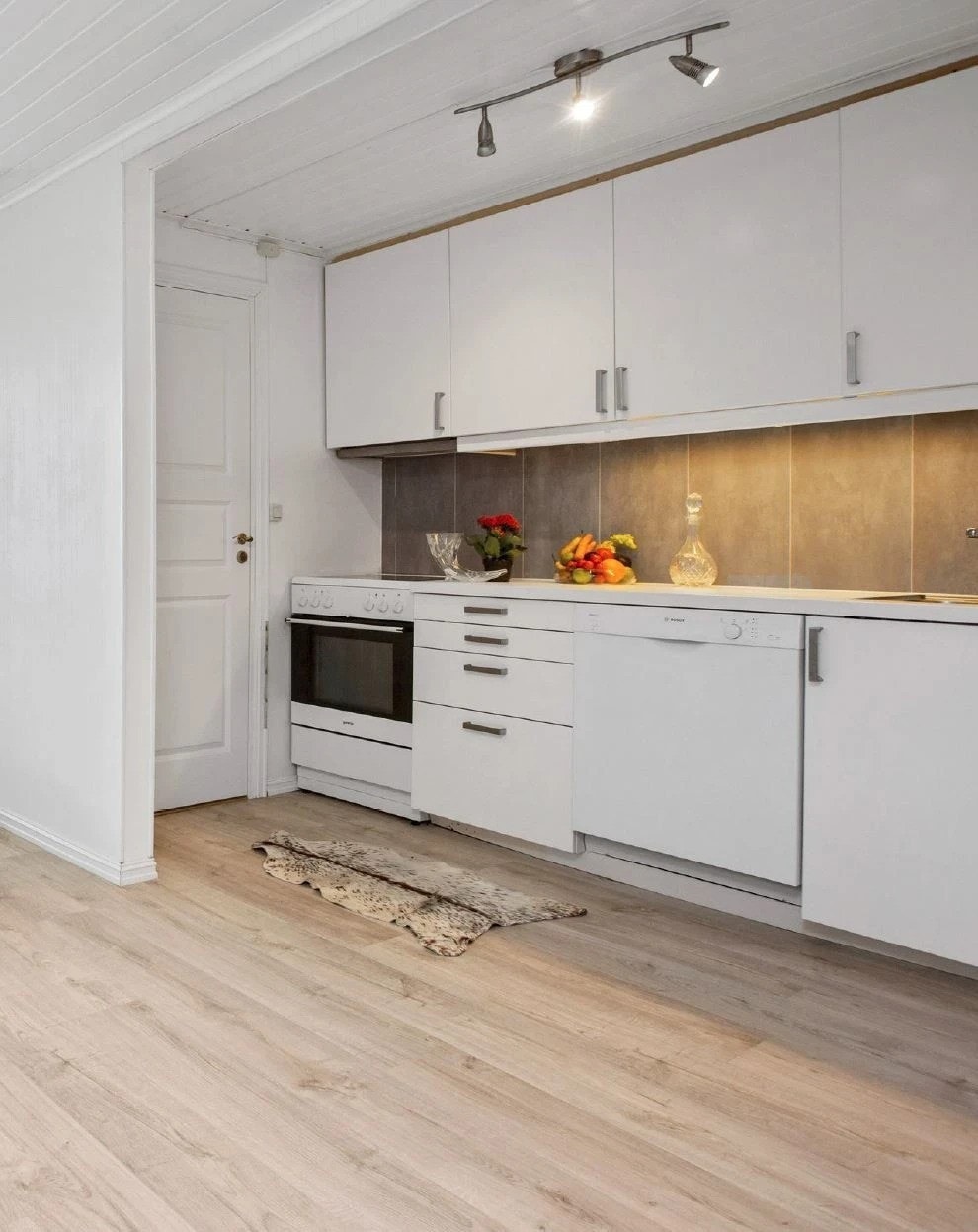 Hvitt kjøkken med frittstående hvitevarer. Galleribilde