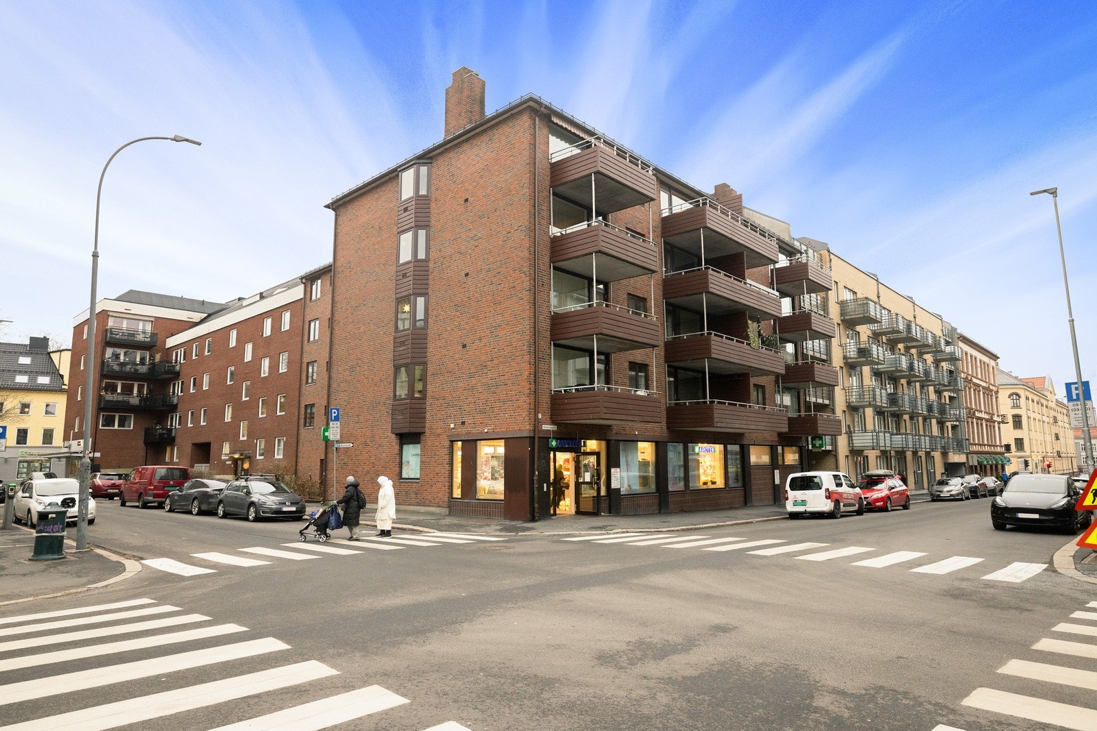 Sameiet har svært sentral beliggenhet, med alt rett ved. Apotek i samme bygg, og stor grønnsakshandel rett over gata. Galleribilde