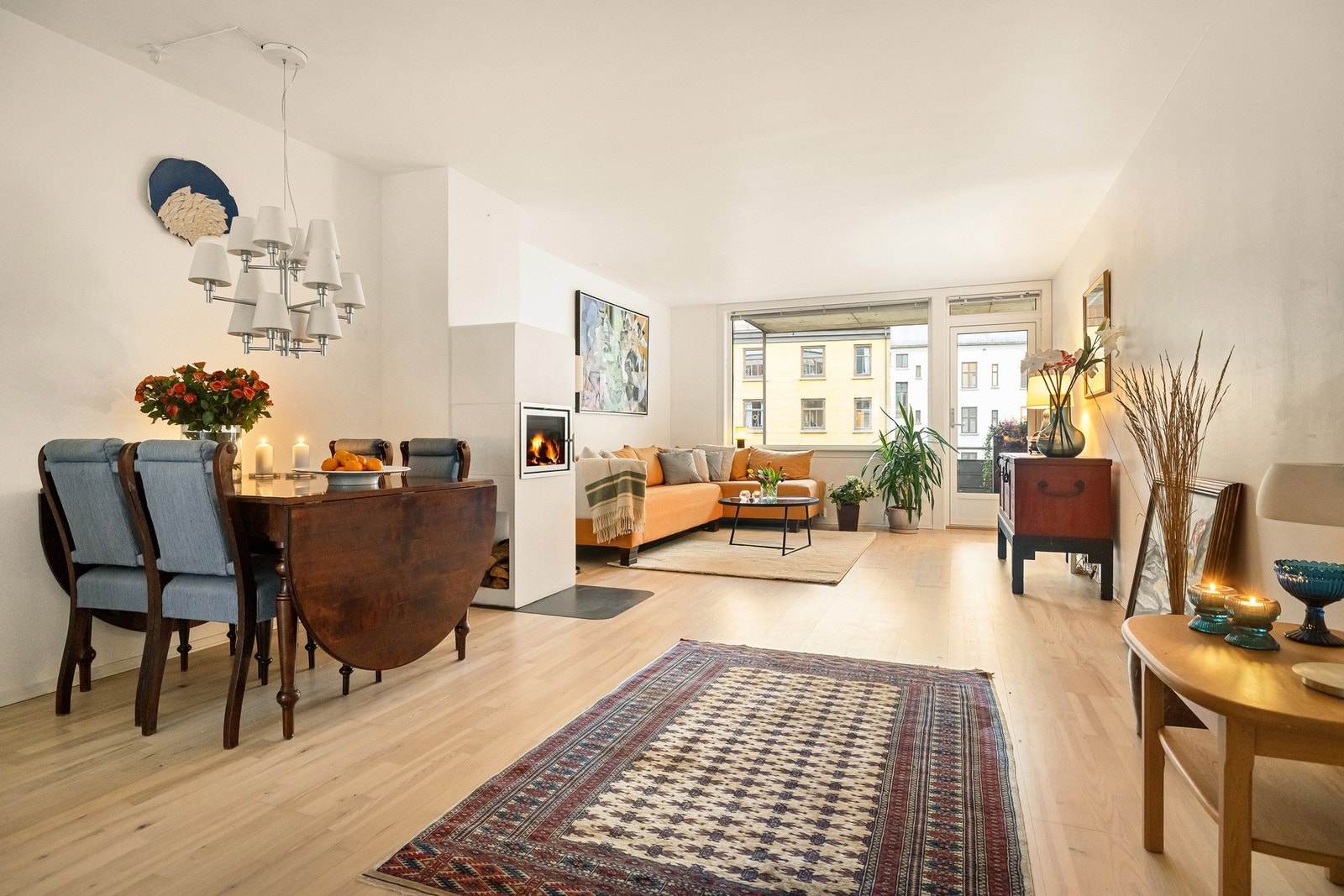 Stua er romslig og enkel å innrede med ønsket møblement. Galleribilde