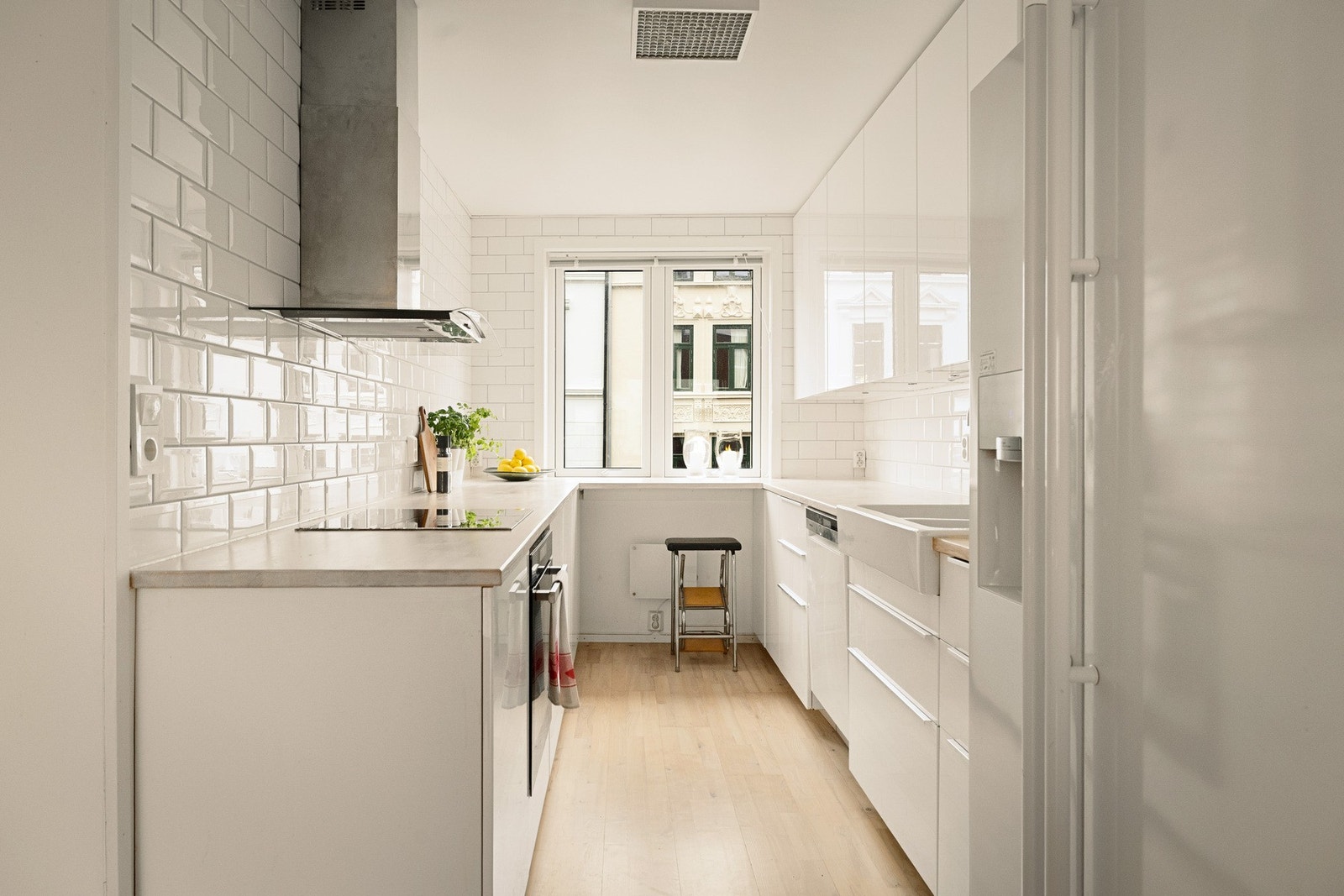 Kjøkkenet ble også pusset opp i 2015, og er fra IKEA. Medfølgende side by side -kjøl-/frys, som leverer isbiter samt kaldt, filtrert vann. Galleribilde