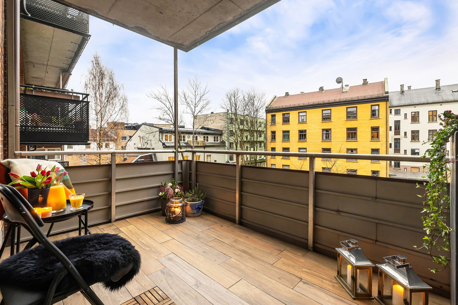 Balkongen er ca. 7 kvm, og har god plass til å innrede med grill, beplantning og sittegruppe. Galleribilde