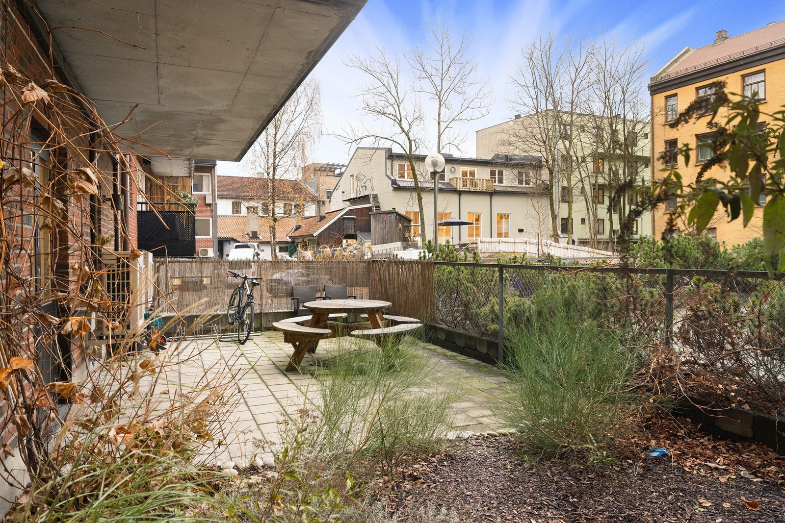 Bakgården har pen beplantning (i hvert fall sommerstid) som vedlikeholdes av gartner. Galleribilde