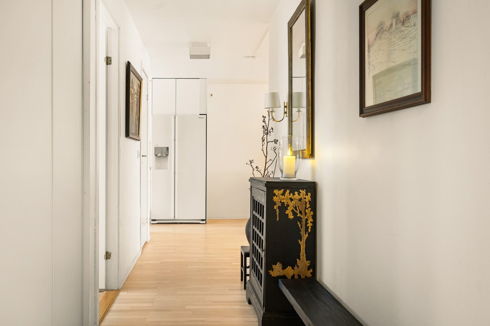 Legg merke til garderobeskapet til venstre på bildet her. Entréen tilbyr mye praktisk lagring! Galleribilde