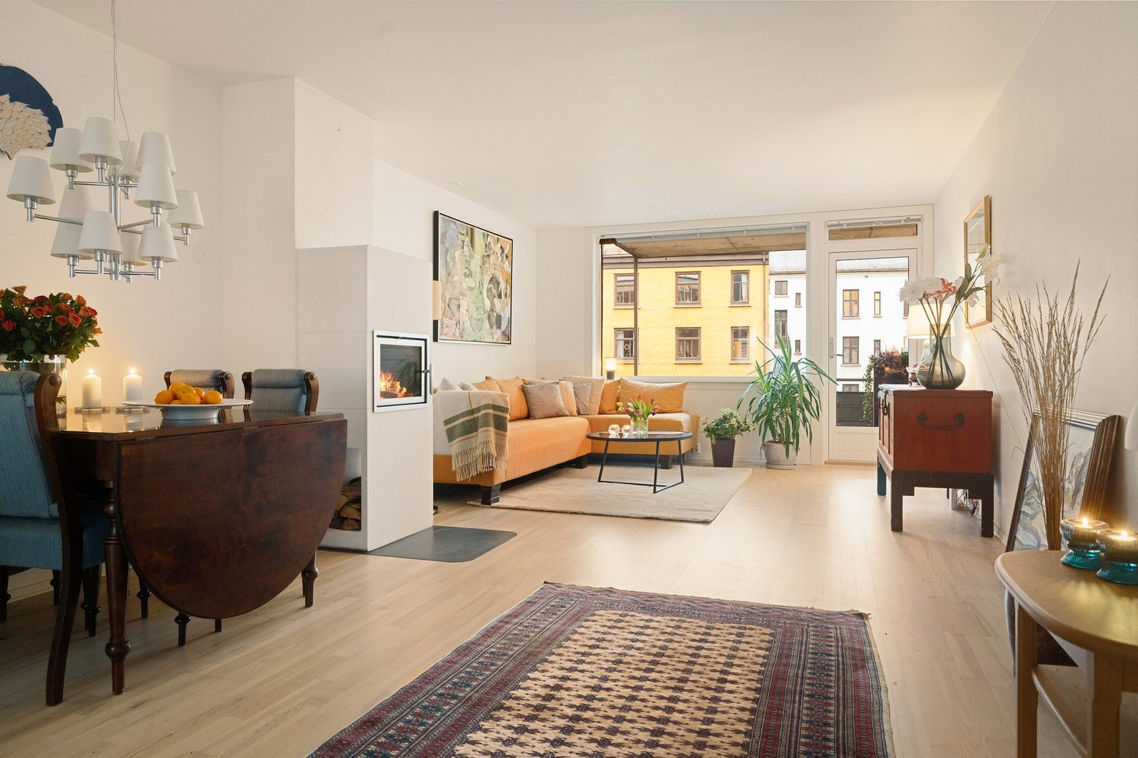 I 2015 ble leiligheten pusset opp. Opprinnelig lettvegg mellom stue og kjøkken er fjernet for å sikre godt gjennomlys. Galleribilde