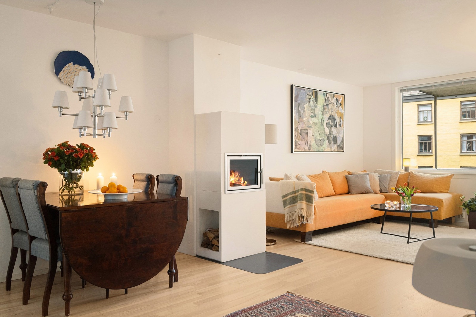 Spisestua skaper et naturlig skille mellom arbeidssonen på kjøkkenet og sofagruppa. Galleribilde