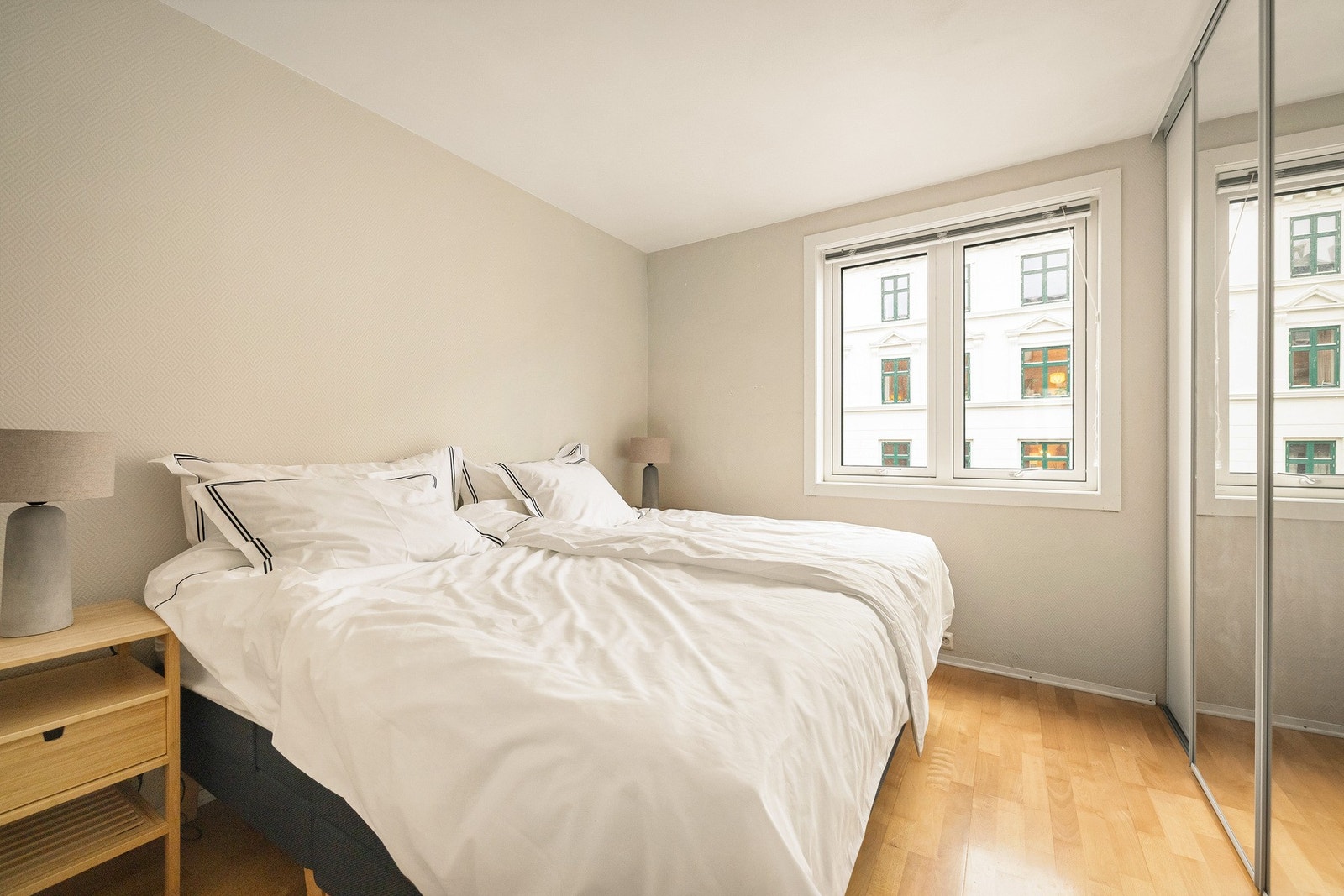 Soverom1 har medfølgende skyvedørsgarderobe med speilfronter. Galleribilde