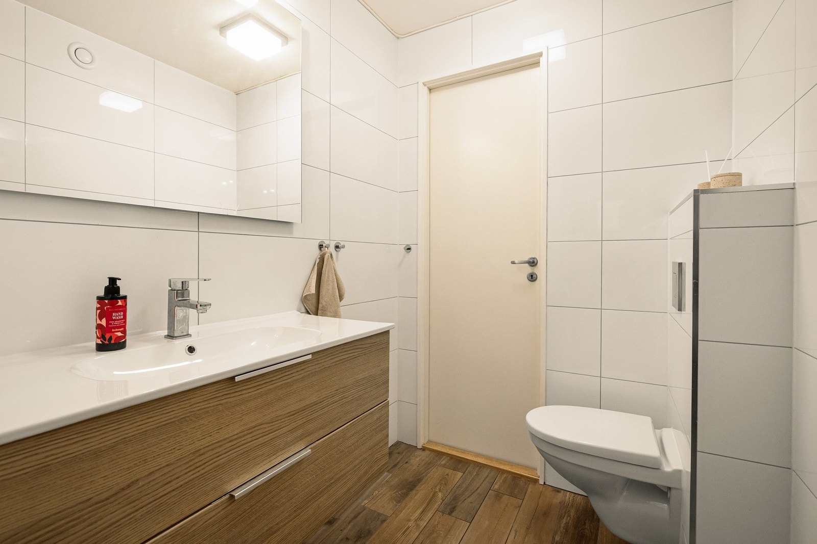 Servanten ble montert i november 2025. Servantskuff gir rikelig med oppbevaringsplass. Speil har antiduggfunksjon. Galleribilde