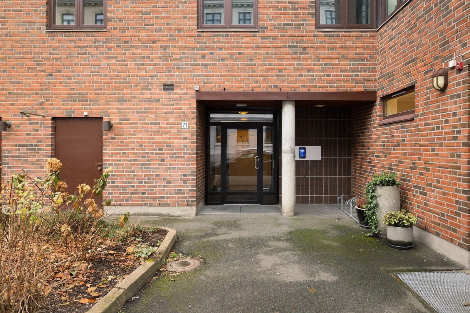 Sameiet har trappefri adkomst. Defigo-dørcallinganlegg kan besvares via mobiltelefon eller åpnes med brikke. Galleribilde