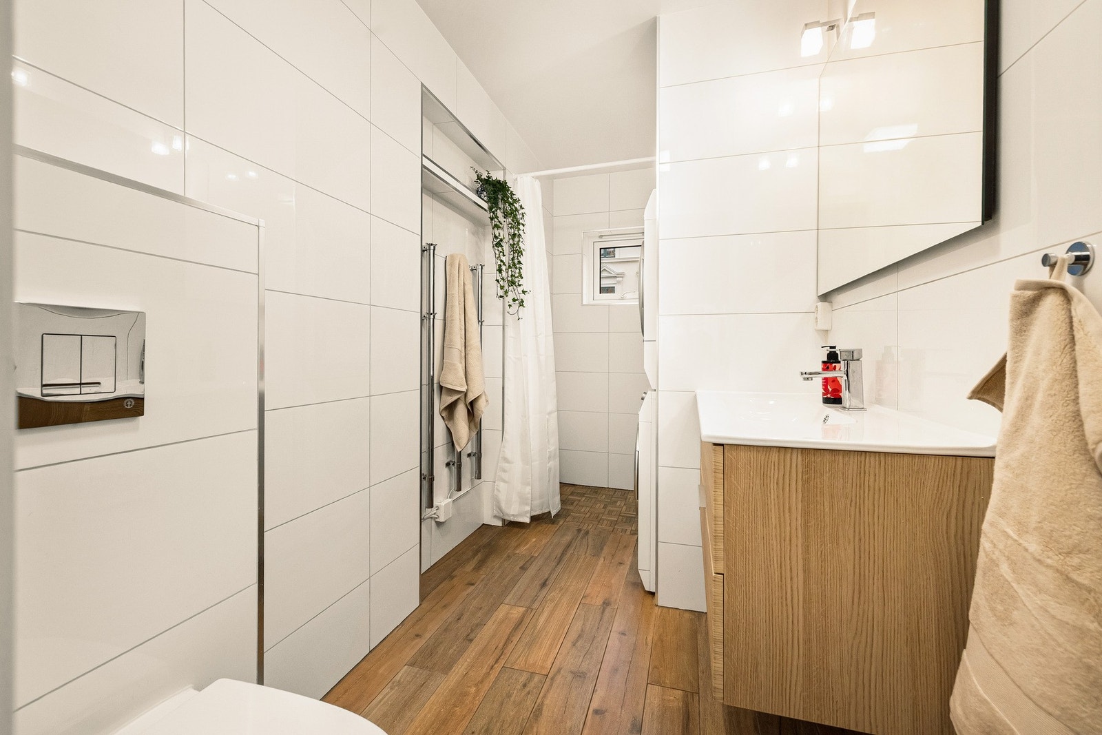 Pent bad med elektrisk gulvvarme, modernisert i 2015 med flis-på-flis, vegghengt toalett samt opplegg til vaskemaskin. Galleribilde