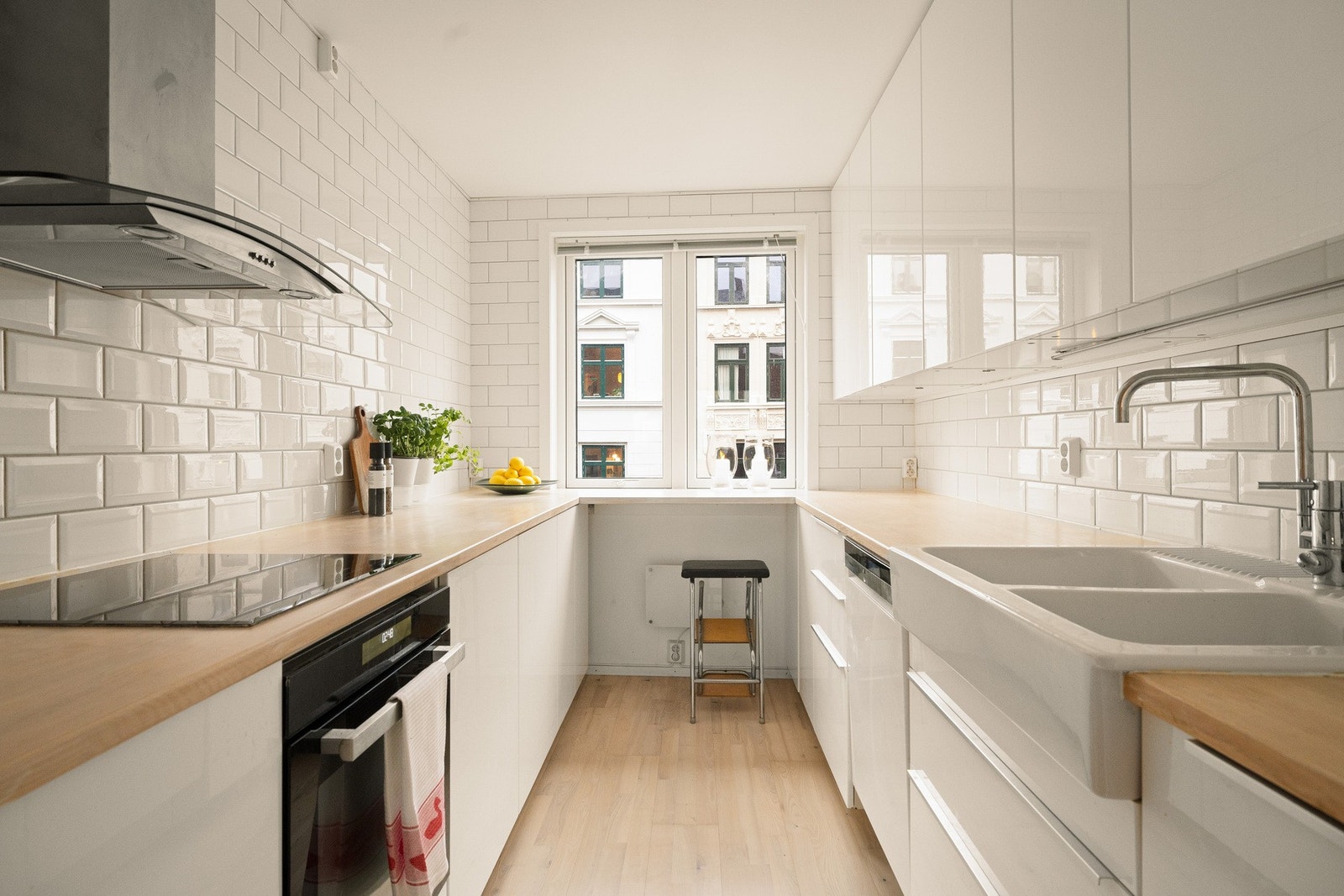 Benkeplaten er utført i heltre ask, som forøvrig er samme tresort som parketten. Benkeplaten er behandlet med Osmo olje med pigment. Galleribilde