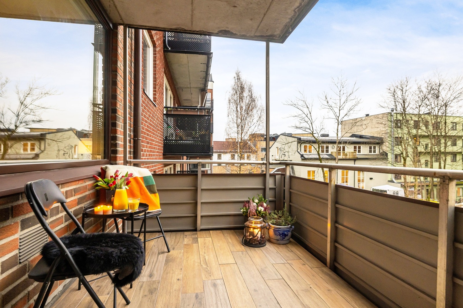 Vi må gi deg en sniktitt på den store sørvestvendte balkongen først. Den vender ut mot fine gårdsrom. Galleribilde