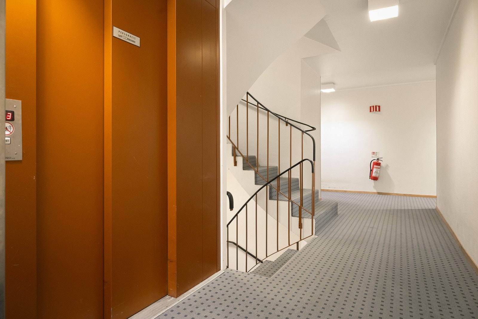 Heis i bygget ned til inngangsparti, hvor leiligheten disponerer bod. Heisen går også nesten helt opp til loftsbod. Galleribilde