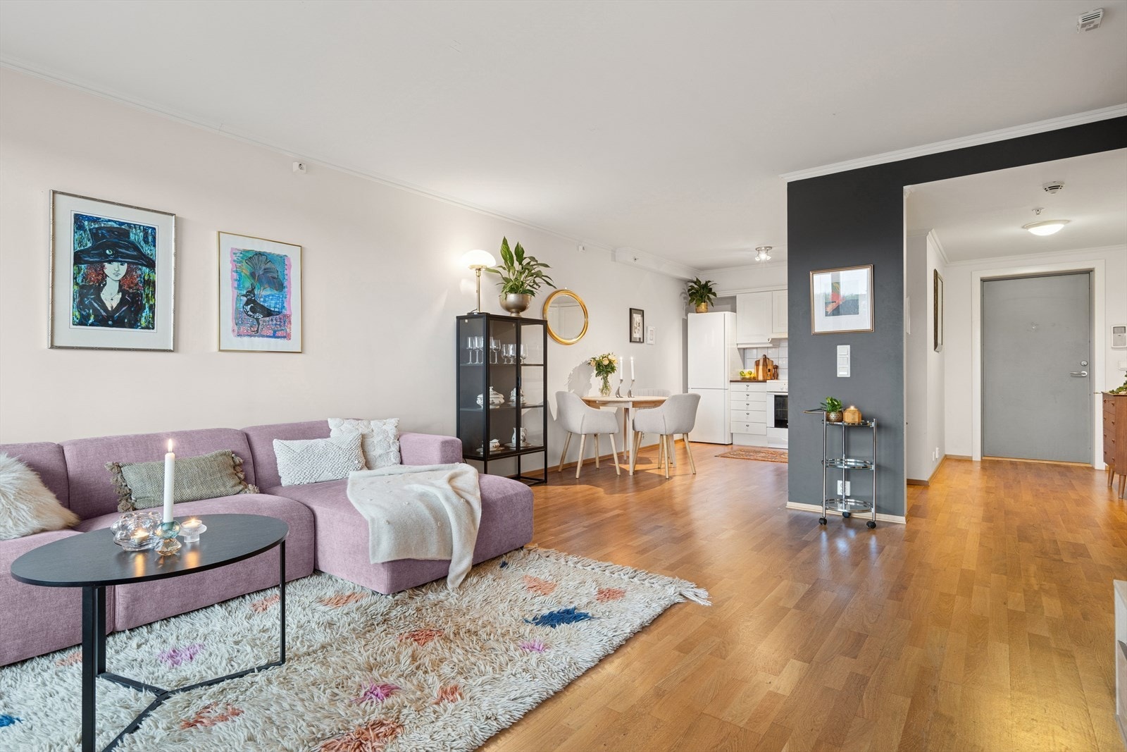 Dette er en lys 2-roms andelsleilighet med en attraktiv beliggenhet i Tønsberg sentrum på toppen av Farmandstredet kjøpesenter. Galleribilde