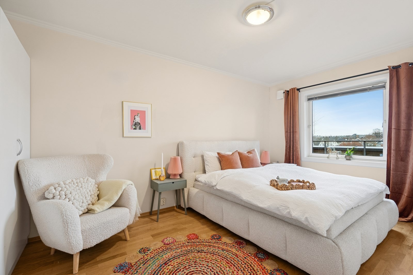 Romslig soverom med plass til dobbeltseng og tilhørende møbler. Galleribilde