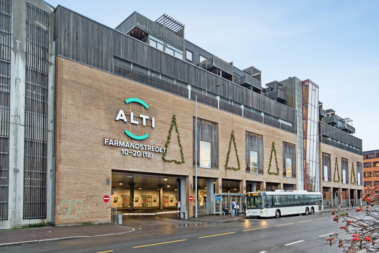 Alti Farmandstredet ligger rett nedenfor leiligheten og byr på et bredt utvalg av butikker, spisesteder og servicetilbud. Galleribilde