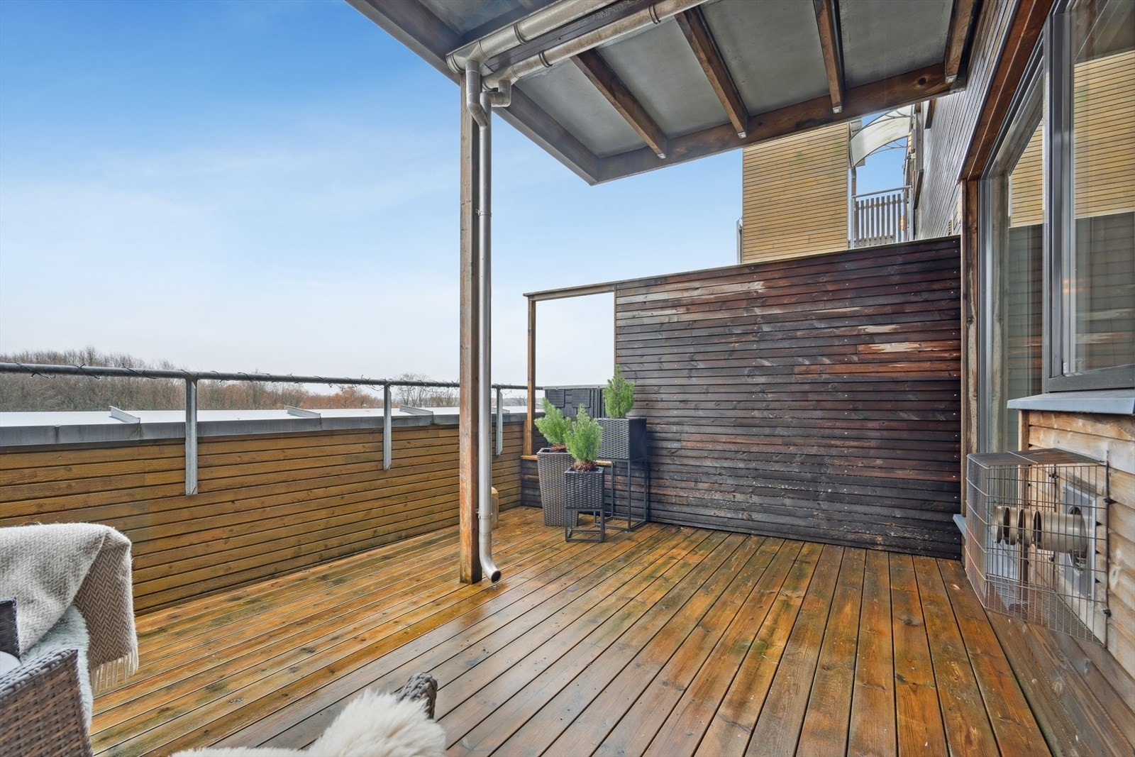 Fra stuen er det direkte utgang til en solrik balkong. Galleribilde