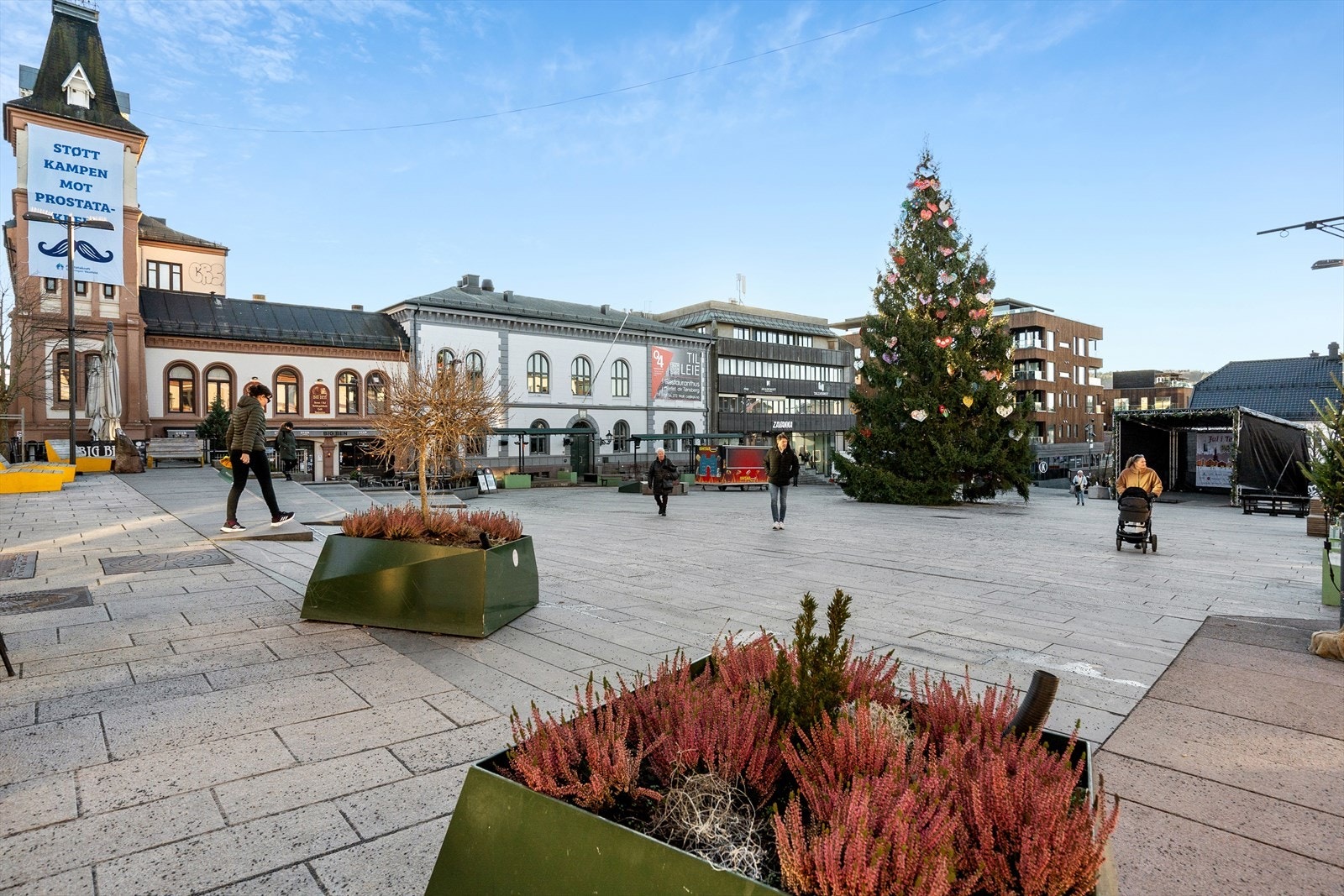 Torget i Tønsberg er byens naturlige møteplass, kjent for sitt yrende folkeliv, uteserveringer og hyggelige arrangementer året rundt. Galleribilde