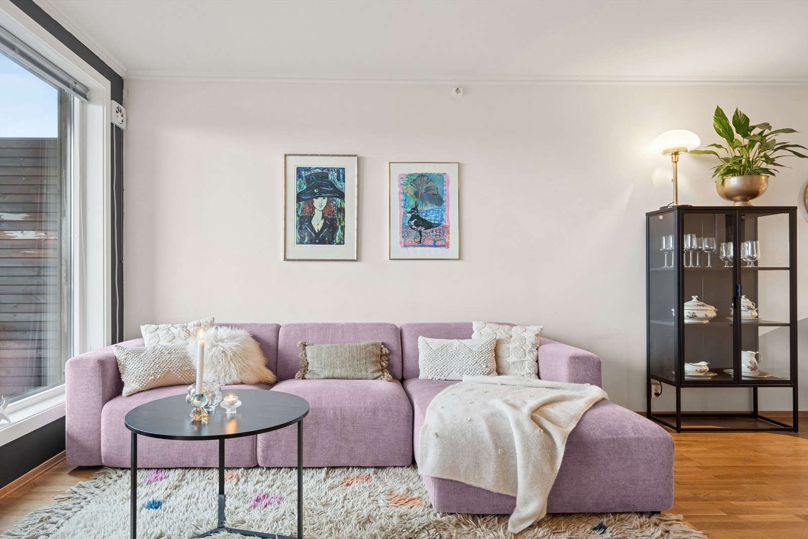 Stuen har en lun og komfortabel sone som innbyr til avslapning etter en lang dag. Galleribilde