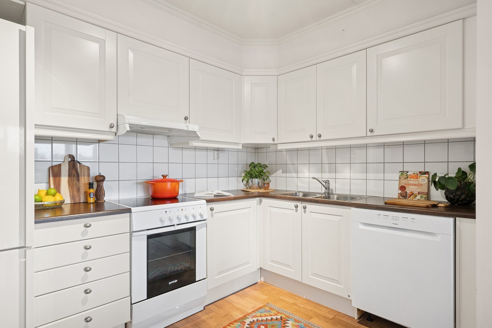 Det er godt med skap- og benkeplass. Galleribilde