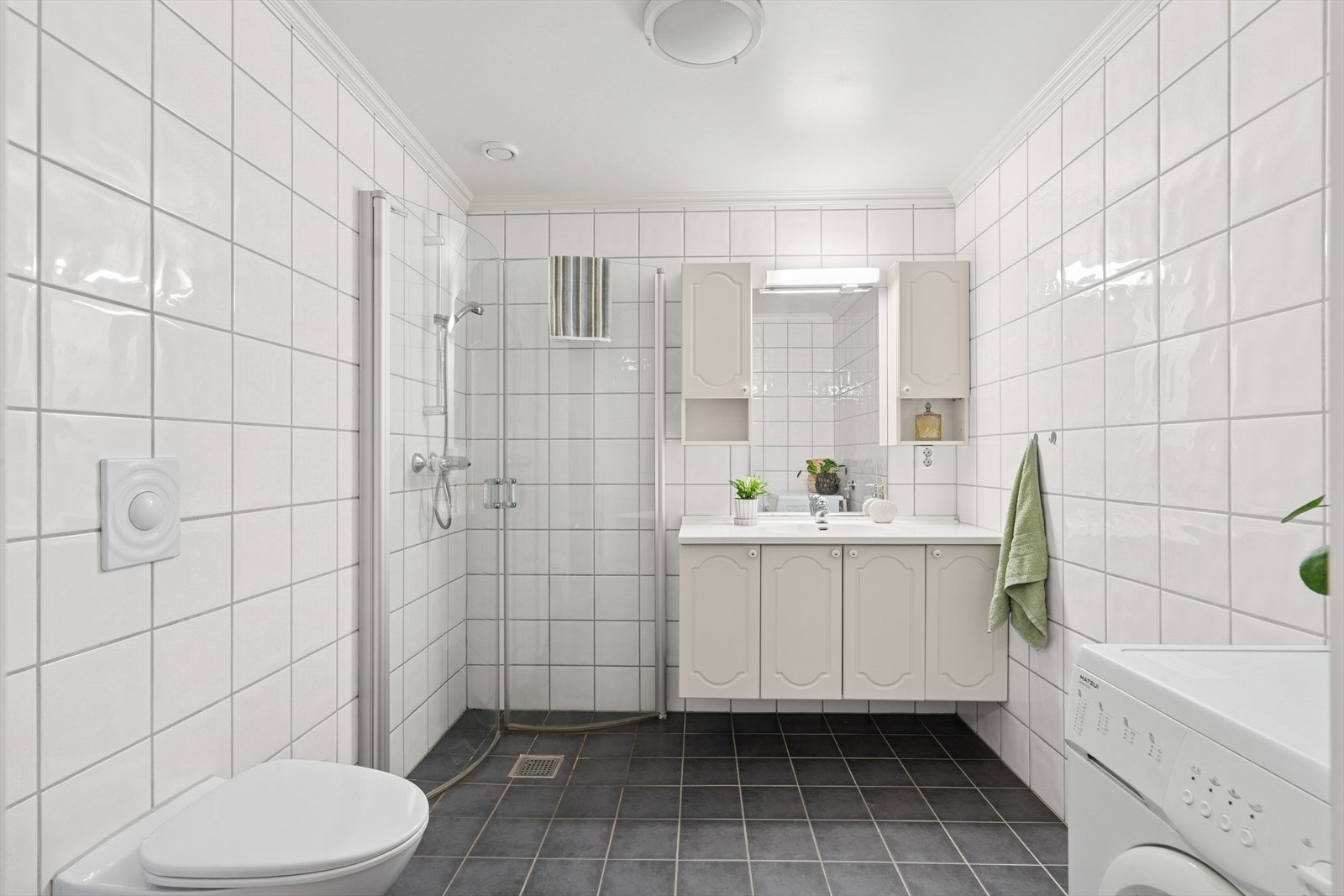 Flislagt bad fra byggeår med elektriske varmekabler i gulvet. Galleribilde