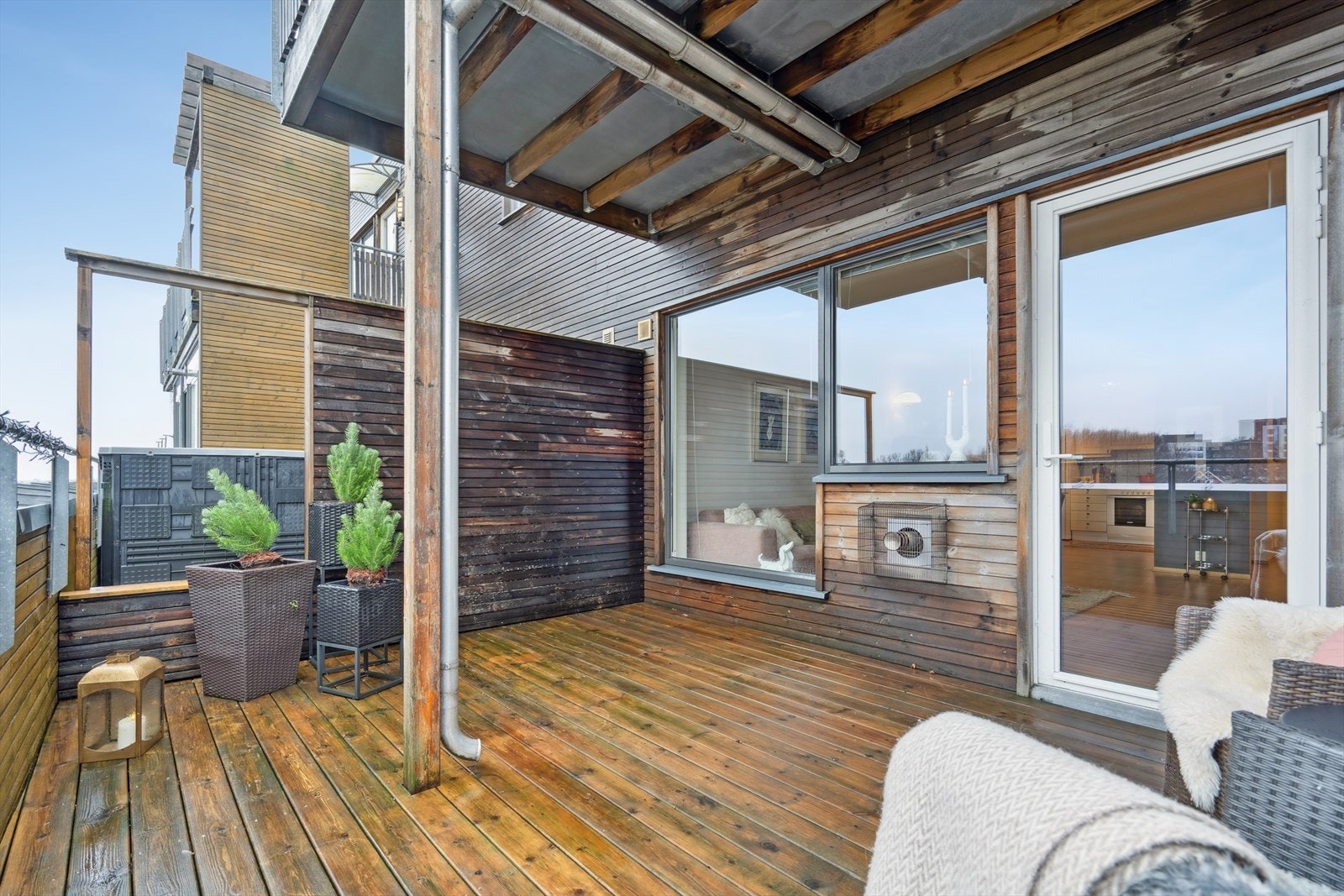 Romslig balkong på 15 kvm med plass til diverse utemøbler. Galleribilde