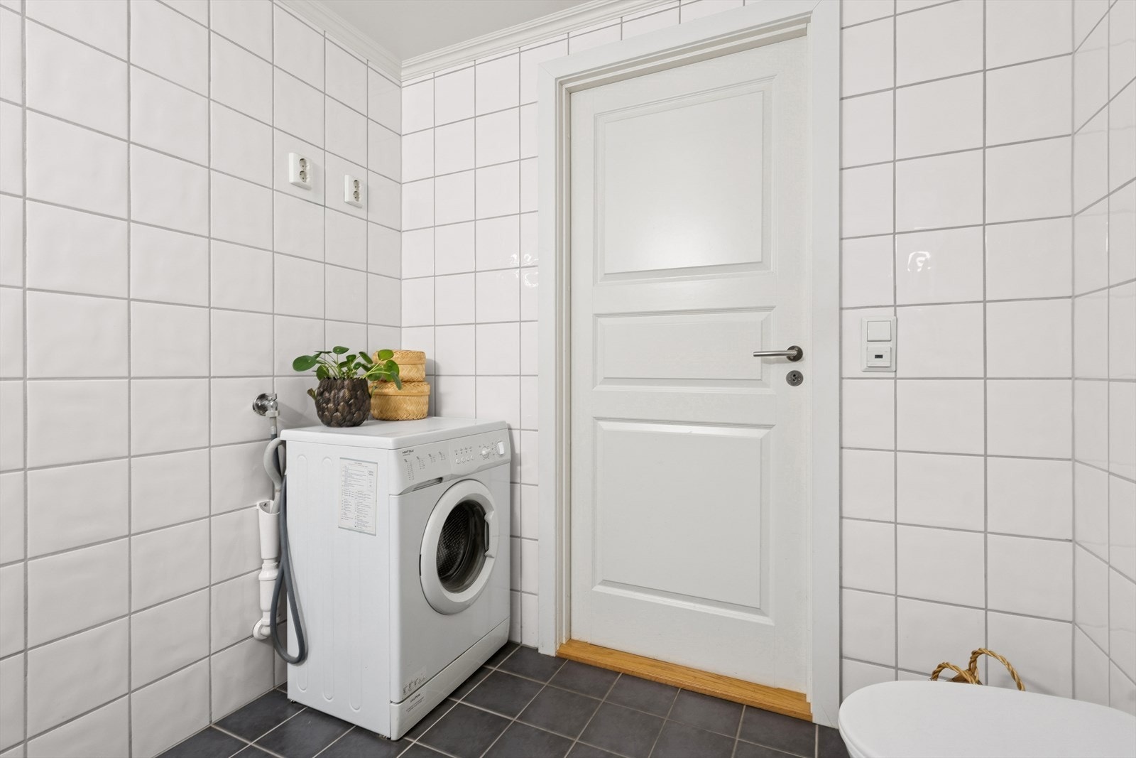 Det er opplegg for vaskemaskin og plass til tørketrommel. Galleribilde