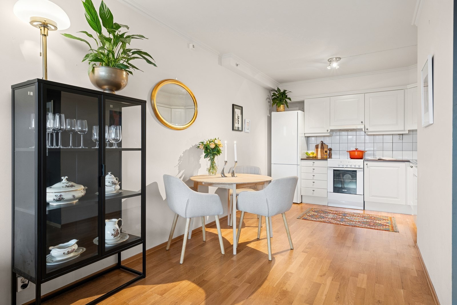 Kjøkkenet ligger i en åpen løsning sammen med stuen. Galleribilde