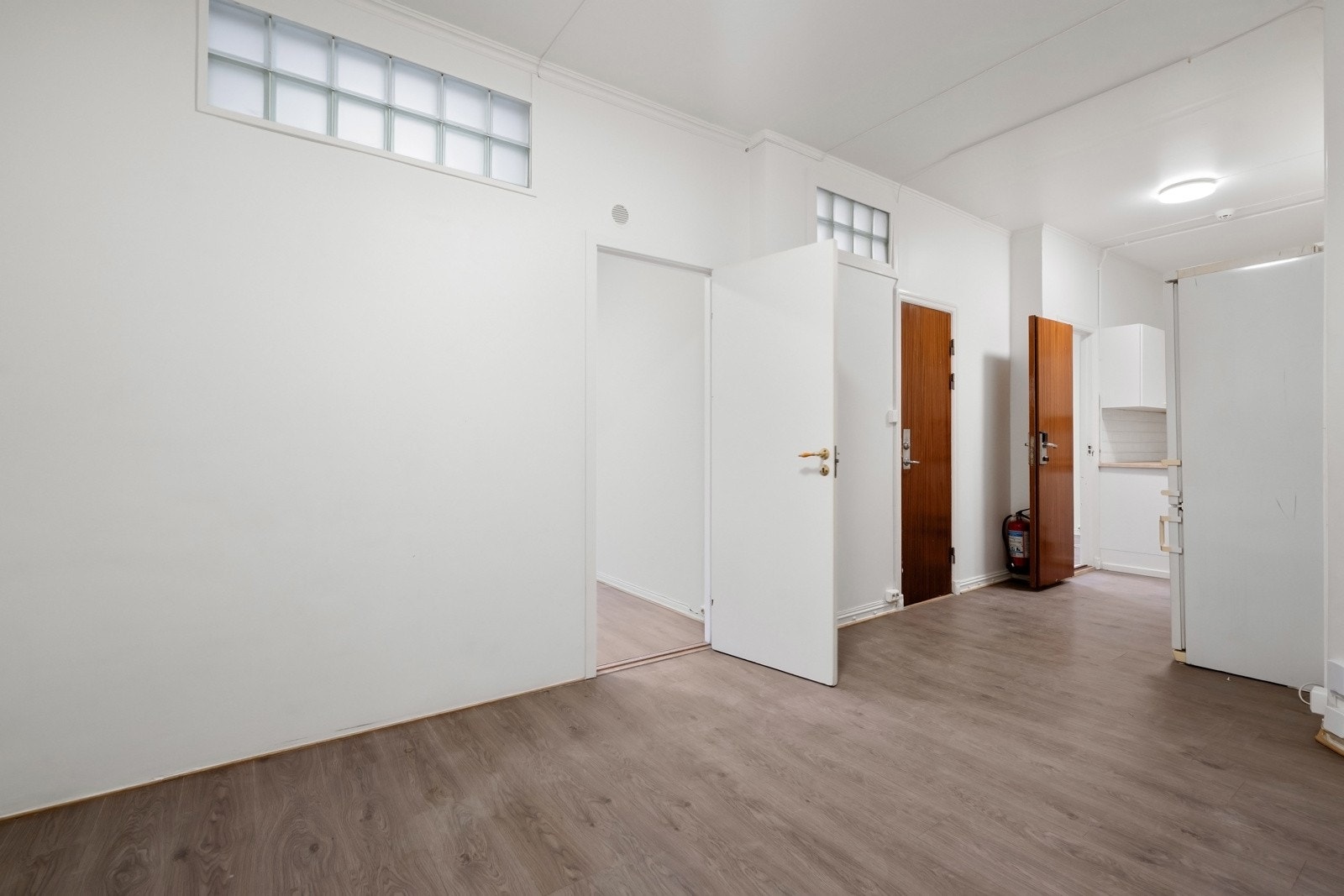 Leiligheten ligger i byggets 4. etasje Galleribilde